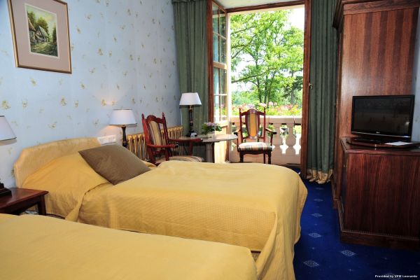 Schlosshotel Podewils (Polanów)